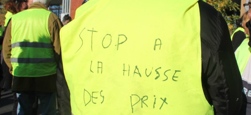 Les Gilets Jaunes Continuent Doccuper Le Terrain En